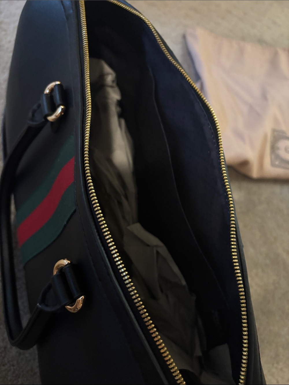 Satchel new with crossbody strap, luggage tag included - Picture 9 of 10